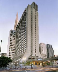 eine Ausstellung des Hilton Hotels in einer Stadt in der Unterkunft Hilton San Francisco Financial District in San Francisco