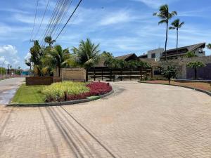 a brick road with a sign in the middle at Flat Duplex - Muro Alto Malawí in Porto De Galinhas