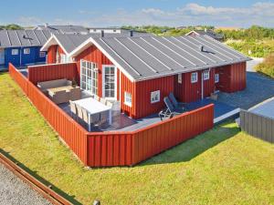 eine Aussicht auf ein rotes Haus mit einer Terrasse in der Unterkunft Holiday Home Anker II in Hvide Sande