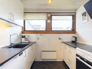 Una pequeña cocina con fregadero y ventana. en 6 person holiday home in Faaborg-By Traum, en Faaborg