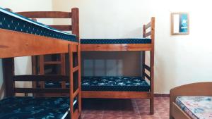 - 2 lits superposés installés côte à côte dans une chambre dans l'établissement Casa na Praia de Bertioga, à Bertioga