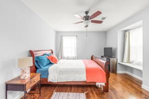 um quarto com uma cama e uma ventoinha de tecto em Spotless 4BR near CLT Uptown, Fast Wi-Fi em Charlotte