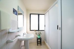 烏斯懷亞的住宿－巴伊亞旅館，白色的浴室设有水槽和镜子