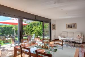 een woonkamer met een tafel en stoelen bij Casa Oliver, tra la Calanca e i castelli di Bellinzona in Grono