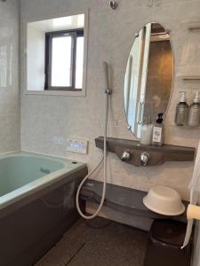 A bathroom at 平屋古民家と薪サウナ サササウナ
