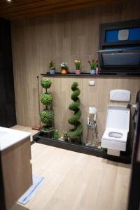 a bathroom with a toilet and plants on the wall at شقة فندقيه للايجار شاطئ ستانلي in Alexandria