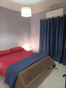 ein Schlafzimmer mit einem Bett und einem blauen Vorhang in der Unterkunft B&B Soleil in Nicosia