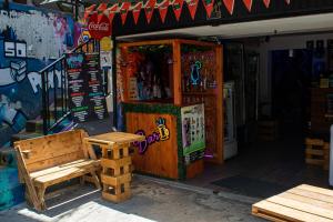 een bank voor een winkel met graffiti bij Apartamento Rincon sereno in Medellín