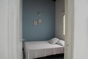 a bedroom with a bed in a blue room at Apartamento Rincon sereno in Medellín