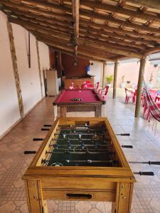 einem Billardtisch in der Mitte eines Zimmers in der Unterkunft Chalés Recanto dos Pássaros in São Thomé das Letras