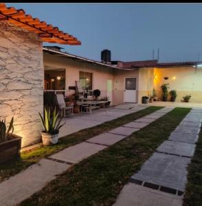 um quintal com uma casa de pedra e um pátio em Suites Pozos Mágico em San Luis de la Paz