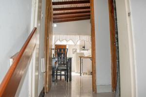 a hallway leading to a kitchen and a dining room at Apartamento Rincon sereno in Medellín