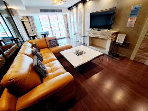 TV a/nebo společenská místnost v ubytování 7C-2 Bedrooms3baths In Downtown Bangkok Near MrtBtsBoat Station