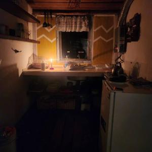 una pequeña cocina con fregadero y ventana en Es acá., en Rocha