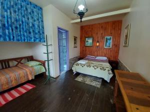 a bedroom with two beds and a window in it at Pousada Refúgio Caiçara in Ilhabela