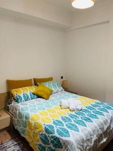 una camera da letto con un letto e due asciugamani di Ultra Luxury 1BR in Gueliz a Marrakech