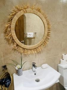 bagno con lavandino bianco e specchio di Ultra Luxury 1BR in Gueliz a Marrakech