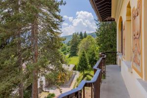 balcón con vistas al jardín en Villa Volpe Como, en Lanzo d'Intelvi