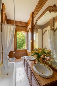 baño con 2 lavabos y espejo grande en Villa Volpe Como, en Lanzo d'Intelvi