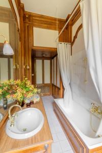 baño con bañera grande y lavamanos en Villa Volpe Como, en Lanzo d'Intelvi