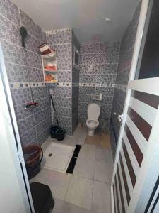 Hôtel Chez MARZOUQ في أزيلال: حمام صغير مع مرحاض في الغرفة