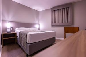 Hotel Caiuá Blumenau客房内的一张或多张床位