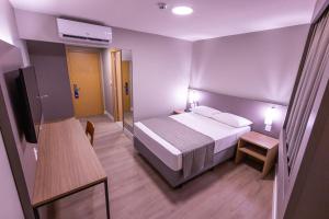 Hotel Caiuá Blumenau客房内的一张或多张床位