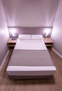 Hotel Caiuá Blumenau客房内的一张或多张床位