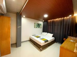 Postel nebo postele na pokoji v ubytování ICON Venue and Suites