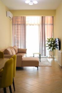 Ein Sitzbereich in der Unterkunft Pleasant apartment with free dedicated parking in Komuna e Parisit