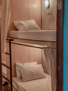 2 beliches num quarto com um espelho em Reddoorz Holistic Pod Hostel Kuta em Kuta