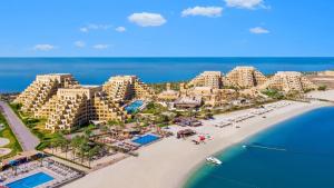 - Vistas aéreas a la playa del complejo en Bab Al Bahr Residence - Blue Collection Holiday Homes, en Ras al Khaimah