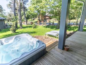 Vonkajšia záhrada v ubytovaní Lodge avec bain à remous privatif, piscine, salle de sport et aire de jeux au bord du golf de Chambon - FR-1-582-370