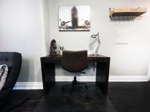 un bureau avec une chaise et une lampe sur un mur dans l'établissement Stylish Boutique Studio, à London