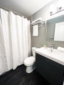 a bathroom with a white toilet and a sink at Stylish Boutique Studio in London