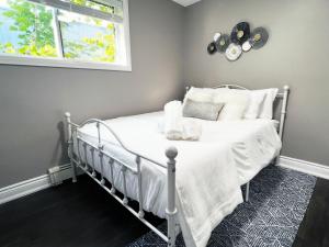A bed or beds in a room at *NEW* Elegant Urban 2BR Retreat