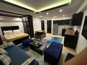 Villa Silia في شرم الشيخ: غرفة معيشة صغيرة مع سرير وأريكة