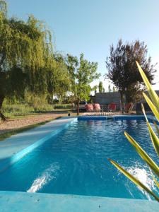 una piscina de agua azul en un patio en Nostraterra en San Rafael