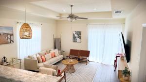 uma sala de estar com um sofá e uma mesa em Tropical Florida Getaway - Stuart House em Stuart