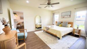 um quarto com uma cama e uma sala de estar em Tropical Florida Getaway - Stuart House em Stuart