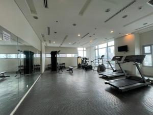 - une salle de sport dotée d'équipements de cardio-training dans l'établissement Condo in 8 ADRIATICO for Short-stay near UP Manila St Lukes & US Embassy, à Manille