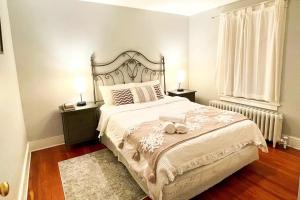 um quarto com uma cama grande e 2 mesas de cabeceira em Centrally Located Oasis - 20 Houston House - Stamford em Stamford