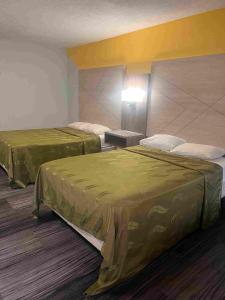 ein Hotelzimmer mit 2 Betten in einem Zimmer in der Unterkunft Fairbridge Inn & Suites in Talladega
