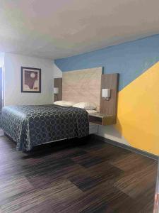 Säng eller sängar i ett rum på Fairbridge Inn & Suites