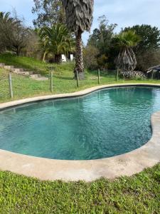 The swimming pool at or close to Acogedora y amplia casa de campo con gran jardín.