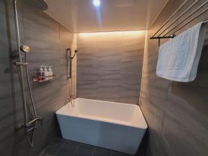 Koupelna v ubytování Hotel razaB + 28 fotografií