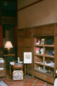 una habitación con una mesa y un estante de libros en 序室 Narrative en Jinhu