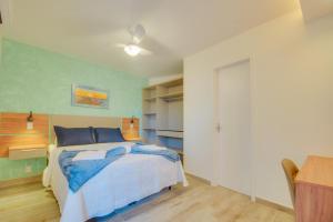 a bedroom with a bed and a desk in it at Pousada Nanina de Geribá in Búzios