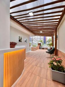 una zona de oficina con techo de madera y vestíbulo en POUSADA BEIRA MAR, en Fortaleza