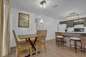 Kuchyň nebo kuchyňský kout v ubytování Condo near downtown Austin!